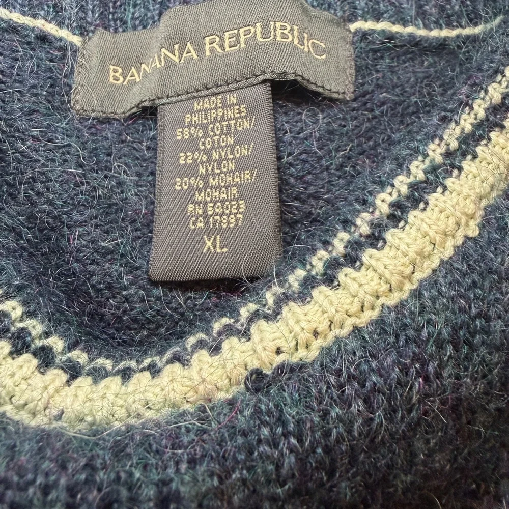 Banana Republic Men's Navy Sweater with Light green Trim